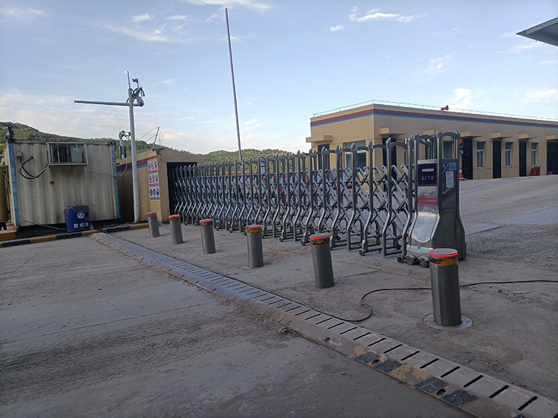 某工厂伸缩门升降柱项目